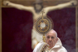 Pope Francis: The Eucharist gives us Christ’s healing love